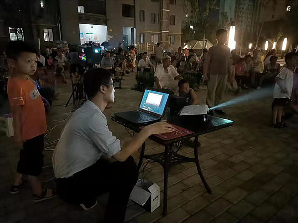 業(yè)主朋友們在認真觀(guān)看電影.jpg